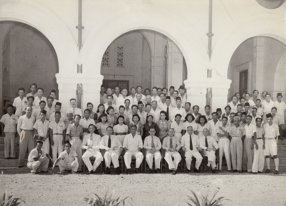 Bob Hijmans zittend vooraan in het midden, tussen het personeel van het Hof van Justitie in Makassar, ca. 1949.jpg