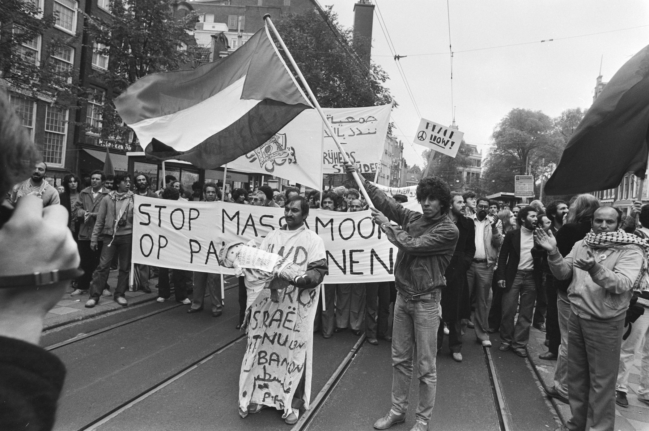 Demonstratie in Amsterdam tegen de slachting van Palestijnen in Sabra en Shatilla in 1982, foto Rob Croes / Anefo, CC0, via Wikimedia Commons