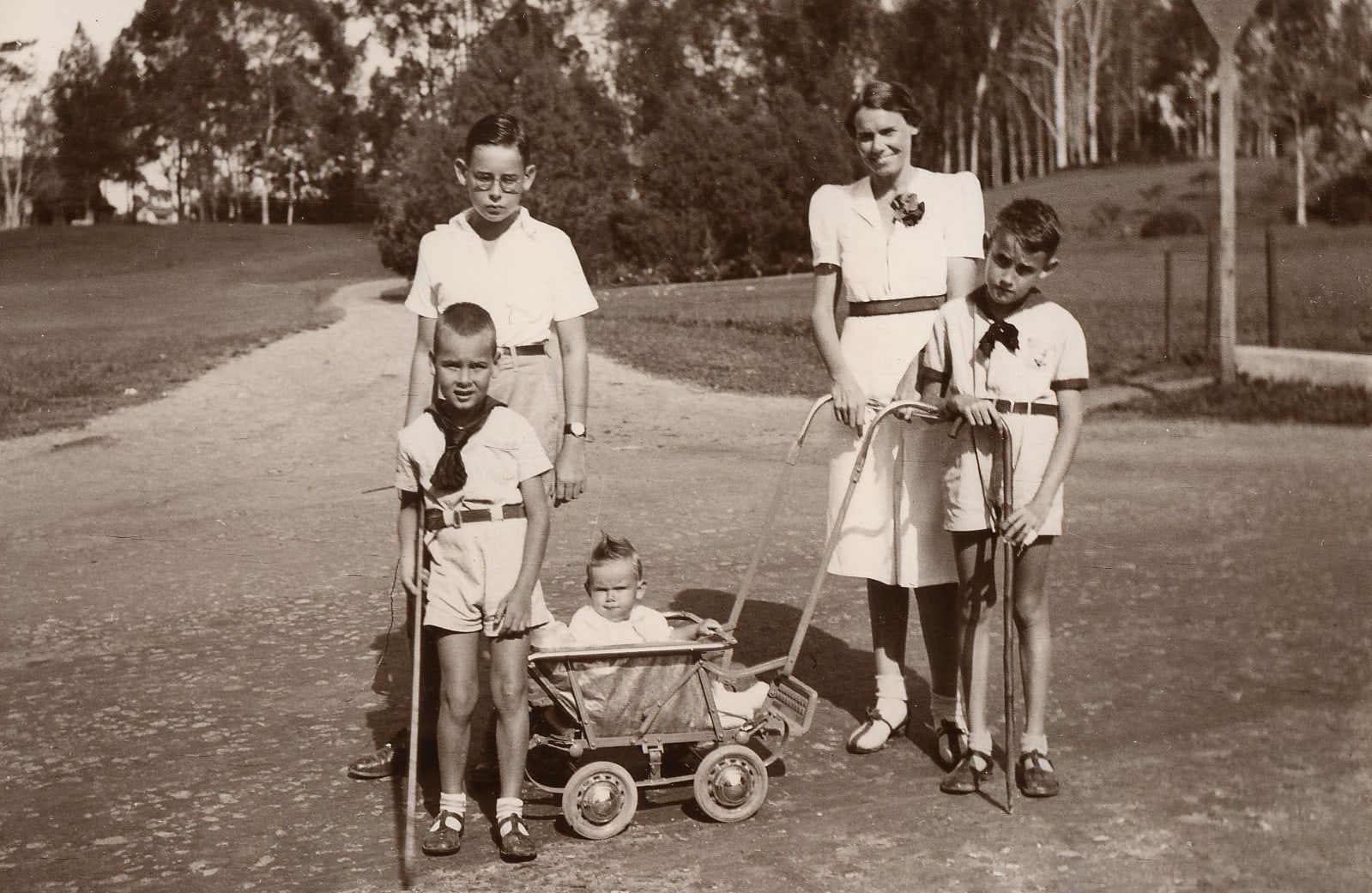 Netty Hijemans in de kinderwagen met haar moeder en drie broers, Garoet 1939