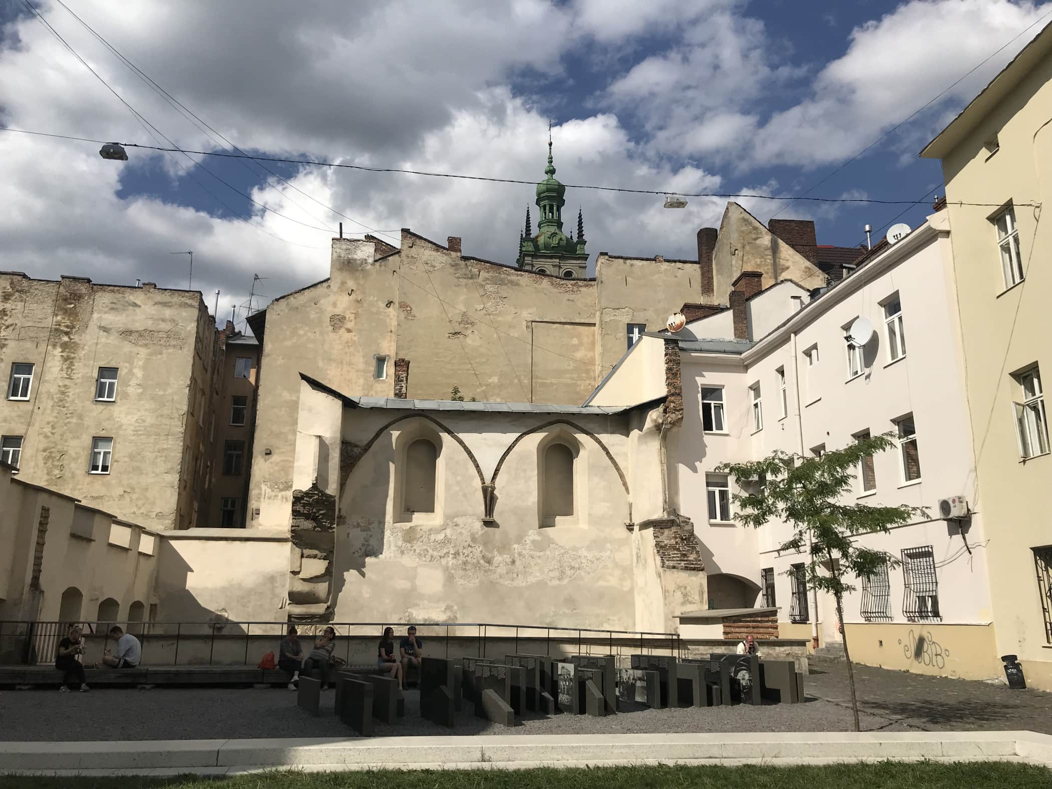 Foto van de ruïne van de in 1941 verwoeste Gouden Roos synagoge in de Oekraïense stad Lviv