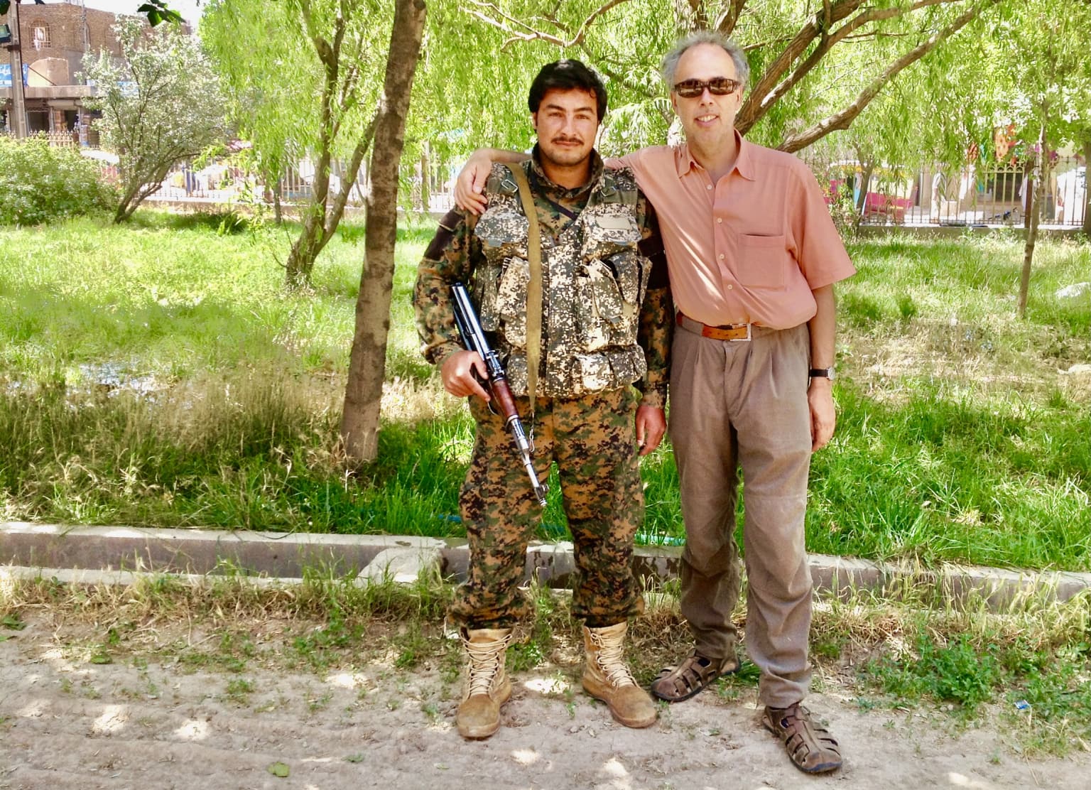 Meir Behar met een beveiliger in Herat-mei, 2016