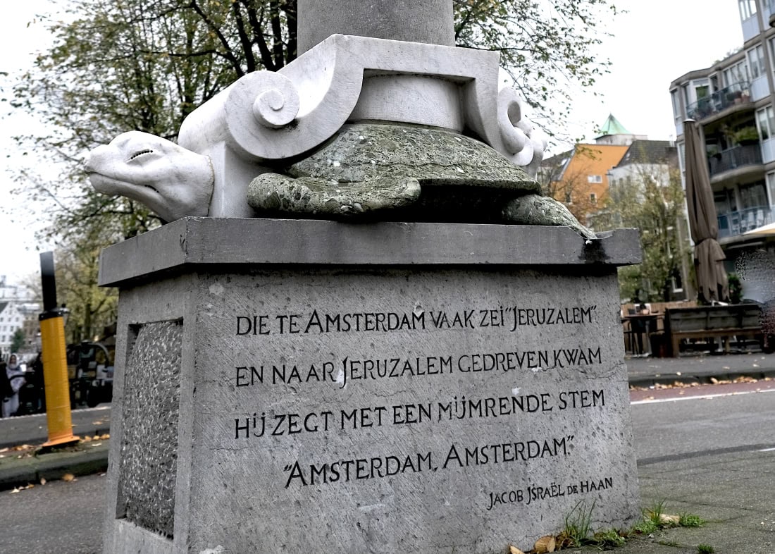 Zuildragende Schildpad met tekst van Jacob israel de Haan in Amsterdam