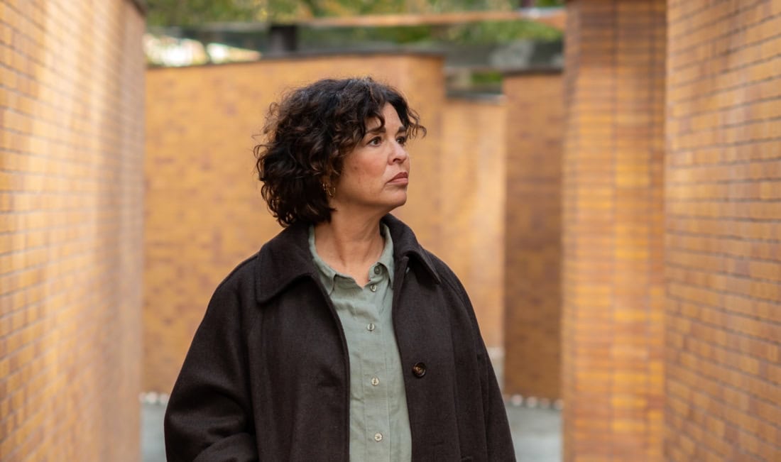 Marion van Thijn bij het namenmonument in Amsterdam