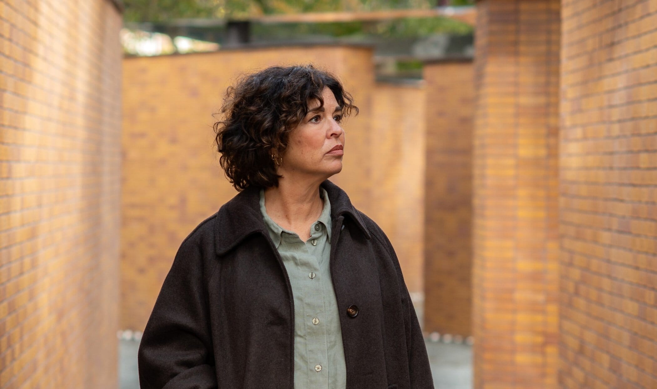 Marion van Thijn bij het namenmonument in Amsterdam